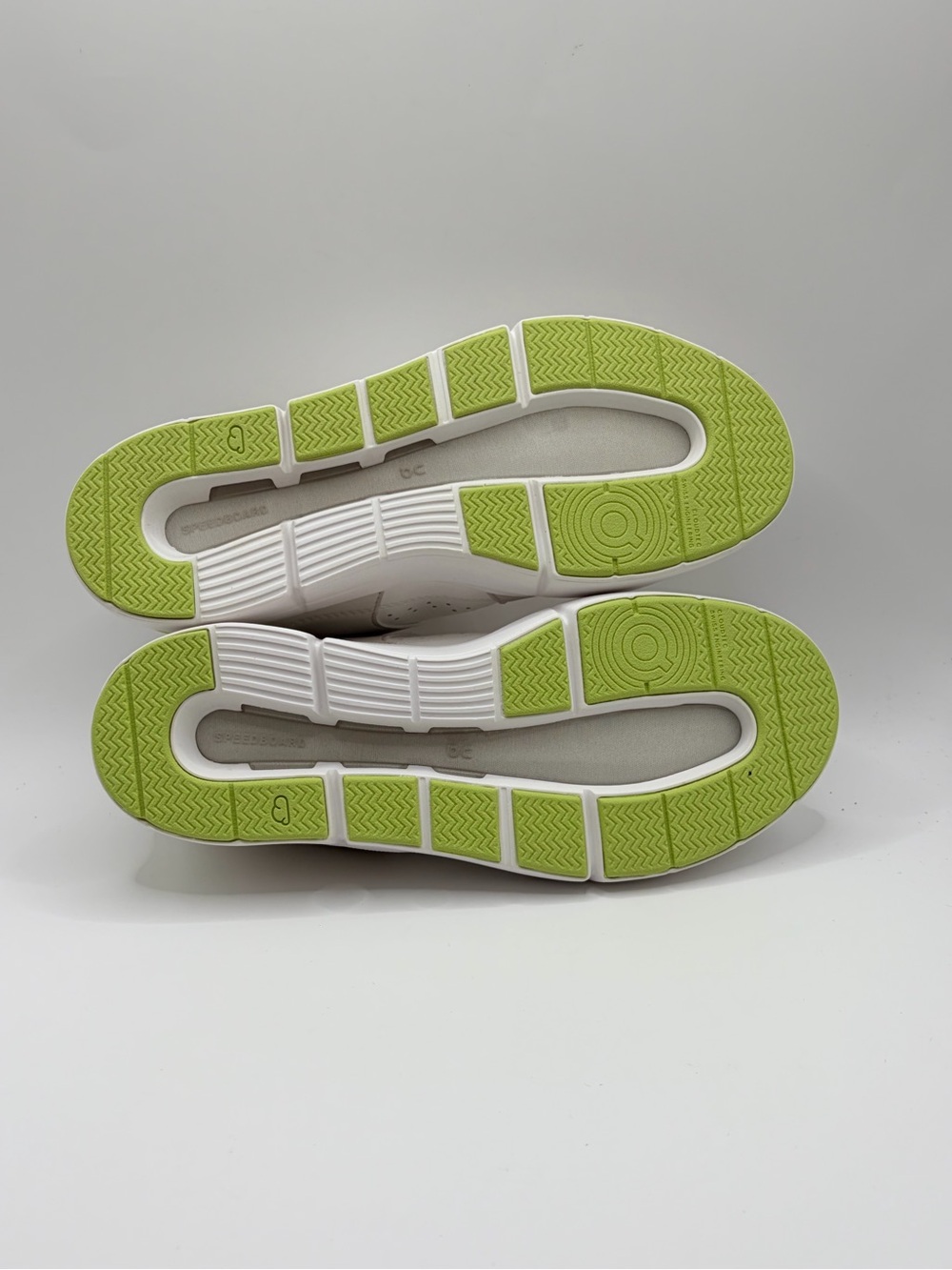 On Running The Roger White Low-Top Sneakers - Picture 6 of 7